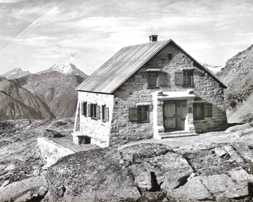 Bordier-Hütte SAC 2980 m mit  Rinderhorn und  Balmhorn