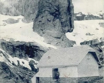 Düssistock - Clubhütte UR am Hüfigletscher S. A. C. mit Kalkscheyen