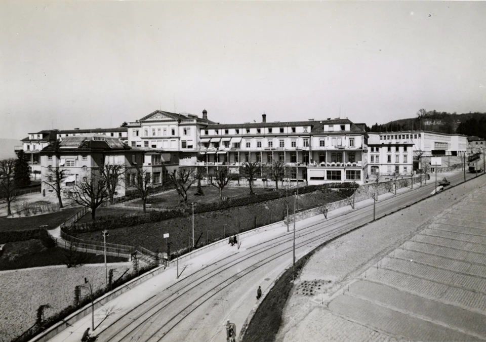 Les Hôpitaux lausannois dès 1937. Sur cette photo; l'Hôpital cantonal  Vaudois, situé à la rue du Bugnon à Lausanne juste au-dessus de notre école  primaire. - notreHistoire.ch