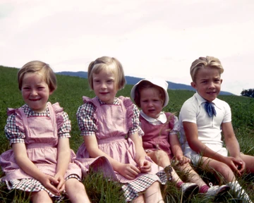 Quatre cousins dans le pré