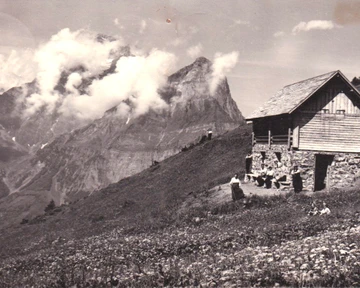 Aeugsterhütte mit Glärnisch