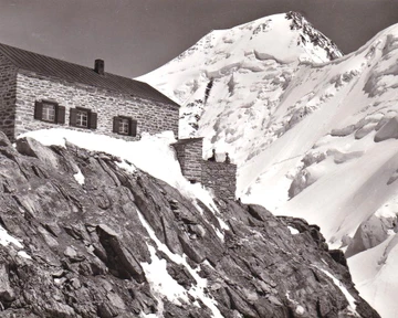 Lötschenhütte Hollandia S. A. C. 3240 m mit dem Aletschgletscher