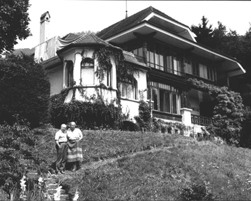 Gertrude et Paul Hindemith dans le jardin de leur villa La Chance à Blonay