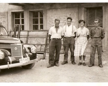 Das Posieren vor dem ersten Auto