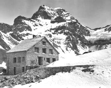 Cabane du Vélan 2565 m et. Grd. Combin Bourg St Pierre